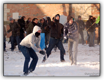 Schneebälle, Flaggen, Riesengaudi